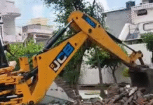 यूपी के इस जिले में मार्ग चौड़ीकरण के लिए लोगों के घरों पर चला बुलडोजर, नगर निगम की सख्ती से मची खलबली