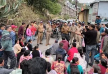 कृष्णापुर में विशाल बोल्डर टूटने से दहशत, प्रशासनिक देरी पर लोगों का हंगामा, हल्द्वानी रोड जाम