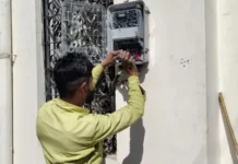 मध्यांचल विद्युत वितरण निगम लिमिटेड लखनऊ, बरेली व बाराबंकी जनपदों में एनर्जी एफिशिएंसी सर्विसेज लिमिटेड (इइएसएल) द्वारा कुछ साल पहले लगाए गए स्मार्ट मीटर हटाने जा रहा है। अब उनके स्थान पर आधुनिक पोस्टपेड स्मार्ट मीटर इन तीनों जिलों में लगाए जाएंगे। यह उपभोक्ताओं के घरों में नि:शुल्क लगाए जाएंगे। गोमती नगर जोन के मुख्य अभियंता सुशील कुमार गर्ग ने बताया कि इइएसएल मेक स्मार्ट मीटरों के संचालन एवं रखरखाव के अनुबंध की अवधि समाप्त होने वाली है। भारत सरकार की महत्वाकांक्षी योजना रिवैम्पड डिस्ट्रीब्यूशन सेक्टर स्कीम (आरडीएसएस) के अन्तर्गत अब तक इन इइएसएल मेक स्मार्ट मीटरों के स्थान पर आधुनिक पोस्टपेड स्मार्ट मीटर लगाए जाने का काम शुरू कर दिया गया है। उनके मुताबिक कार्यदायी संस्था मैसर्स इन्टैलीस्मार्ट एवं मैसर्स पोलारिस द्वारा शुरू कर दिया गया है। गर्ग के मुताबिक कार्यदायी संस्था कोई अतिरिक्त औपचारिकता उपभोक्ताओं से नहीं कराएगी। यह भी पढ़ें- दिल्ली में फिर मौसम बिगड़ा, तीन विमान लखनऊ डायवर्ट खासबात है कि इइएसएल मेक से अनुबंध समाप्ति के बाद भी उपभोक्ताओं को समय से बिल मिलते रहेंगे। बता दें कि उक्त तीनों जनपदों में करीब साढ़े तीन लाख के आसपास मीटर हैं, जिन्हें बदलने का काम शुरू कर दिया गया है। 13 जून को मध्यांचल मेें पेंशन अदालत गोखले मार्ग स्थित मध्यांचल विद्युत वितरण निगम लिमिटेड मुख्यालय में 13 जून की सुबह पेंशन अदालत का आयोजन किया जा रहा है। फैमिली पेंशनर्स एवं पेंशनर्स अपनी समस्या लेकर यहां आ सकते हैं। जनसंपर्क अधिकारी के मुताबिक यदि कोई प्रकरण पेंशन से संबंधित लंबित है तो कर्मचारी व उनके परिजन पेंशन अदालत में जाकर उसका समाधान करा सकते हैं।