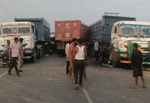 फतेहपुर में तीन डंपरों की भिड़ंत में 6 लोग घायल, बांदा-टांडा हाईवे पर लगा 7KM लंबा महाजाम