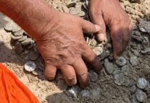 खेत की खुदाई में मिला मुगलकालीन खजाना! पीतल के घड़े से निकले चांदी के सिक्के, जांच में जुटी पुलिस