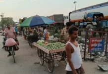 महेशखूंट बाजार में अतिक्रमण फिर लौटा, पांच बार बुलडोजर कार्रवाई के बाद भी सड़क पर लगीं दुकानें