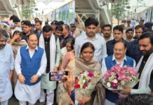 अम्बाला छावनी रेलवे स्टेशन पर हरियाणा के मुख्यमंत्री नायब सैनी, स्वास्थ्य एवं परिवार कल्याण मंत्री एवं भारतीय जनता पार्टी के पूर्व राष्ट्रीय अध्यक्ष जे.पी. नड्डा तथा भाजपा हरियाणा प्रदेश अध्यक्ष डॉ. अर्चना गुप्ता के अम्बाला आगमन पर उनका पूर्व मंत्री असीम गोयल ने स्वागत एवं अभिनंदन किया। गोयल ने सभी वरिष्ठ नेताओं का पुष्पगुच्छ भेंट कर स्वागत किया और उनके साथ सौहार्दपूर्ण मुलाकात की। उन्होंने कहा कि प्रदेश के शीर्ष नेतृत्व का अम्बाला आगमन कार्यकर्ताओं के लिए उत्साहवर्धक है तथा इससे संगठन को और अधिक मजबूती मिलेगी। रेलवे स्टेशन पर भाजपा कार्यकर्ताओं और पदाधिकारियों में भी नेताओं के आगमन को लेकर विशेष उत्साह देखने को मिला।