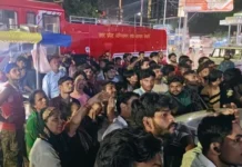 गोलघर में युवक का उत्पात: छत से राहगीरों पर बरसाए ईंट-पत्थर, 45 मिनट तक ठप रहा यातायात
