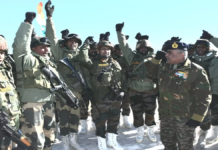 LoC पर सेना प्रमुख ने जवानों के साथ मनाया नया साल, बढ़ाया हौसला
