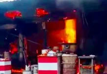 मुरादाबाद में शर्मा ढाबे की रसोई में संदिग्ध आग, दमकलकर्मियों ने सुरक्षित निकाले गैस सिलेंडर